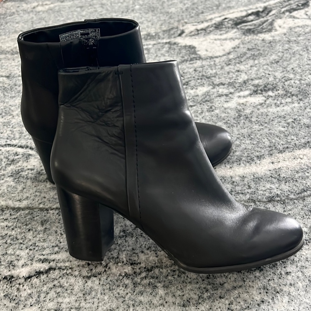 Vionic Black Leather Ankle Booties